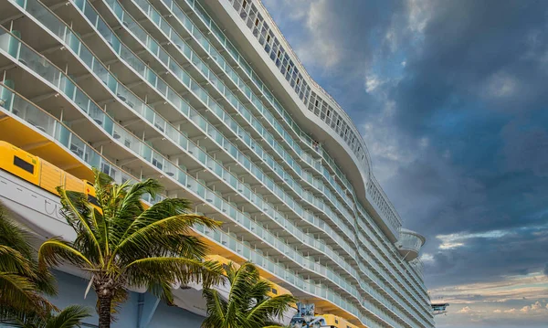 Cubiertas en crucero tropical — Foto de Stock