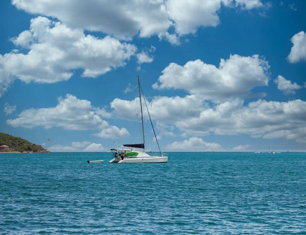 Sailboat Under Mast on Blue Water — Stock Photo, Image