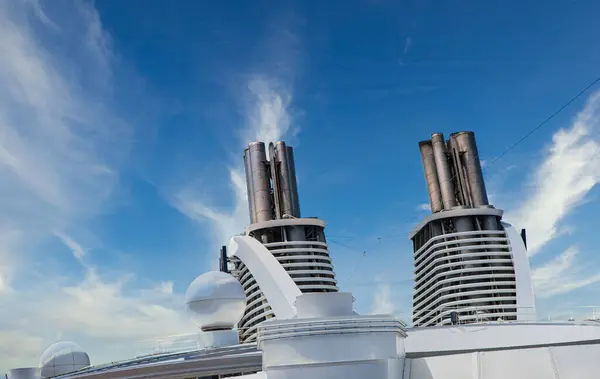 Smokestacks sur un bateau de croisière sous le ciel bleu — Photo