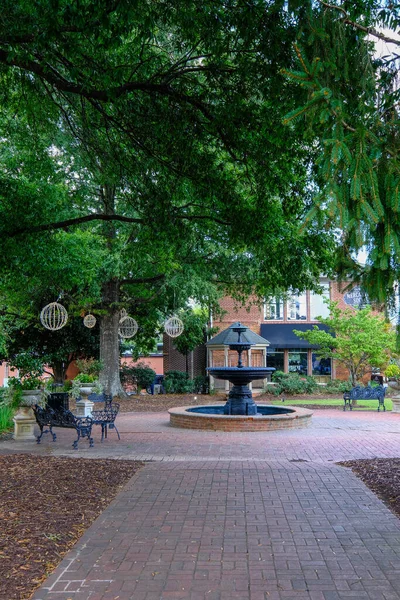 Brick Walkway naar Town Square — Stockfoto