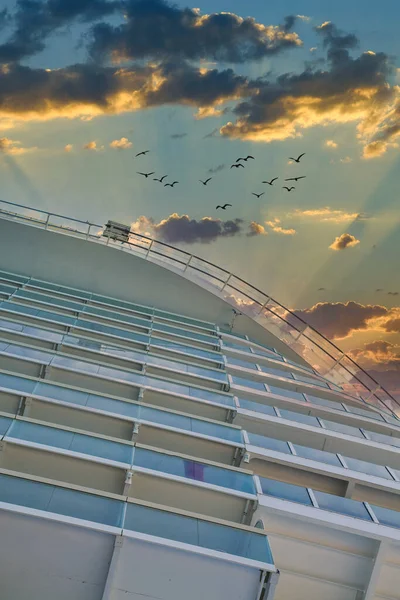 Balkóny výletní lodi do západu slunce — Stock fotografie