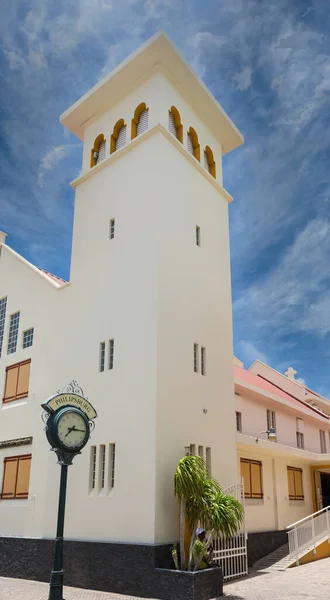 Klok en klokkentoren in Philipsburg — Stockfoto