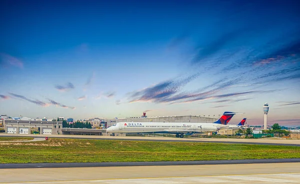 Delta Vliegtuig op Atlanta Airport — Stockfoto