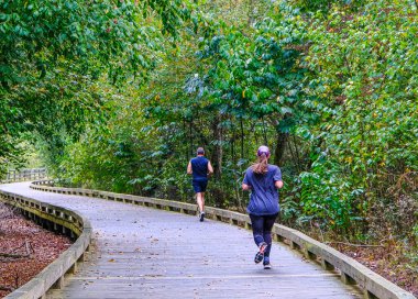 Mavi Giyen İki Koşucu
