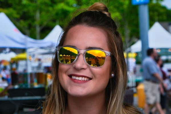 Jasné sluneční brýle na nočním trhu — Stock fotografie