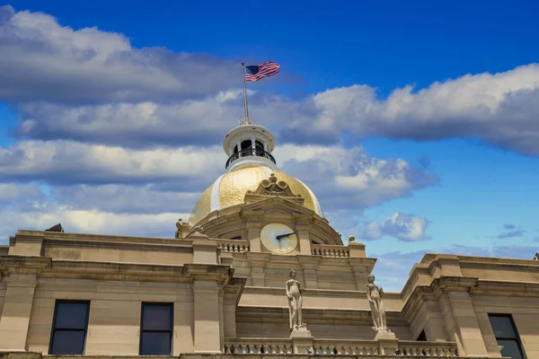 Cupola d'oro e bandiera americana sul municipio — Foto Stock