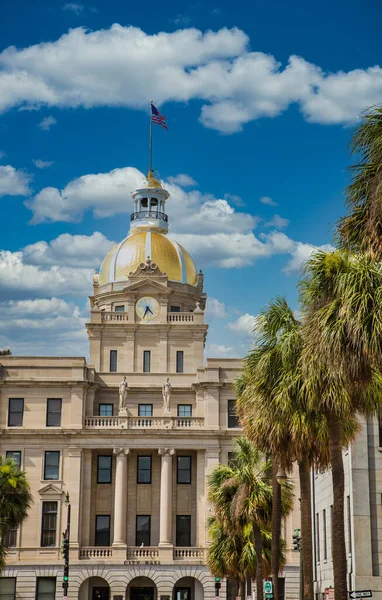 Savannah stadshus med palmer — Stockfoto