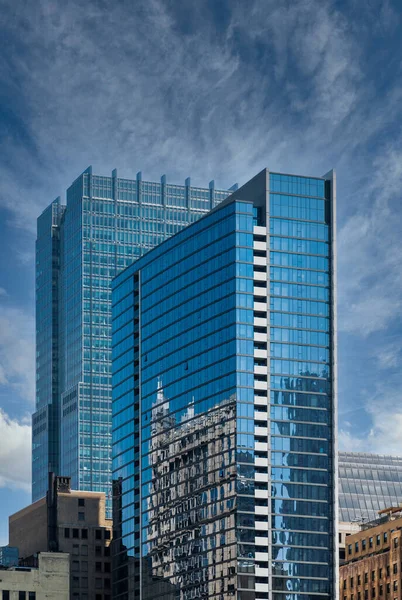 Torri per uffici in vetro blu a Chicago — Foto Stock
