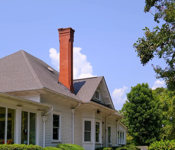 Wysoki kominek z cegły w starym domu — Zdjęcie stockowe