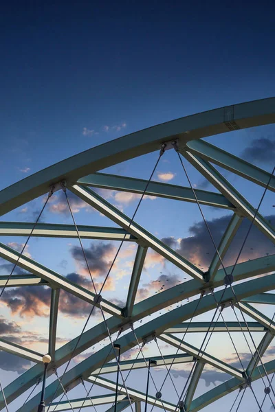 Arquitectura de acero curvado en el cielo del atardecer — Foto de Stock