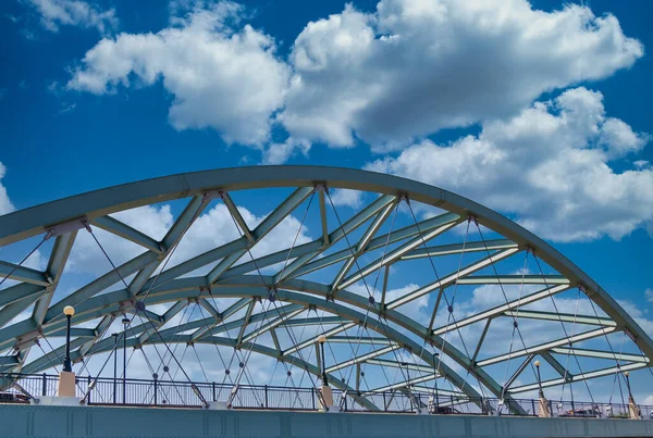 Ponte de Denver com vigas verdes arqueadas — Fotografia de Stock