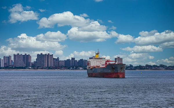 Grijze en rode tanker voor de kust — Stockfoto