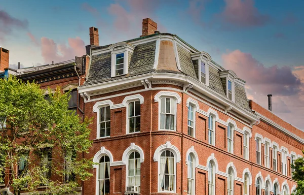 Bâtiment classique en brique à deux étages au crépuscule — Photo