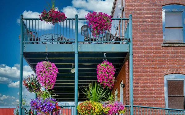 Fiori sul balcone dell'edificio in mattoni — Foto Stock