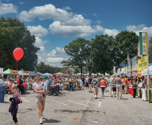 Familias en el Área de Alimentación del Festival —  Fotos de Stock