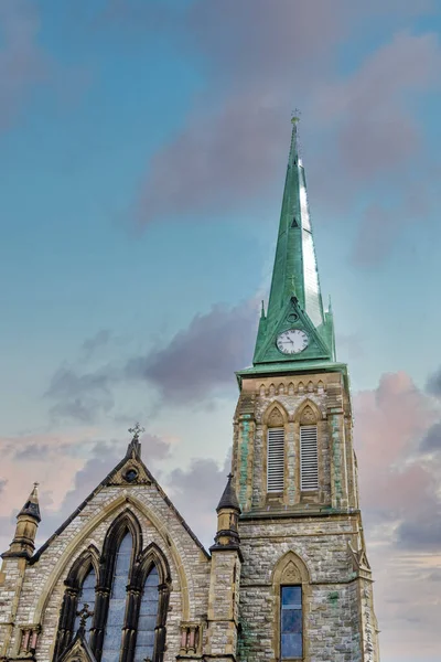 Green Steeple on Old Stone Church — Stock Photo, Image