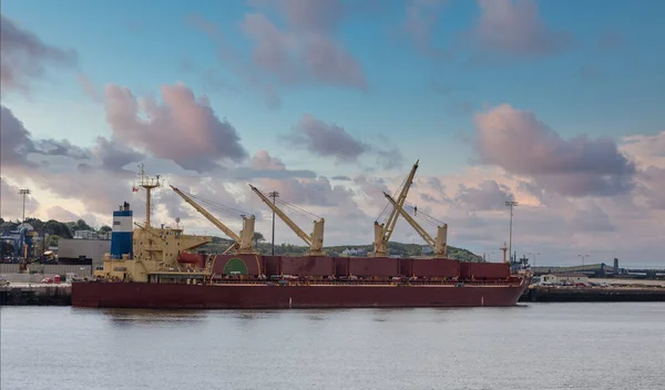 Červený tanker na portu — Stock fotografie