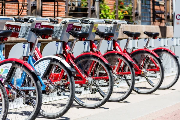 Fila di biciclette a noleggio — Foto Stock