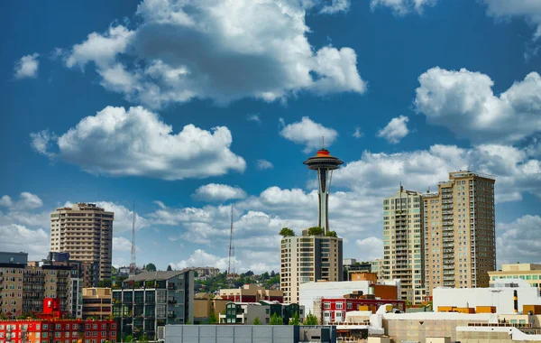 Space Needle ile Kuzey Seattle 'ın silüeti — Stok fotoğraf
