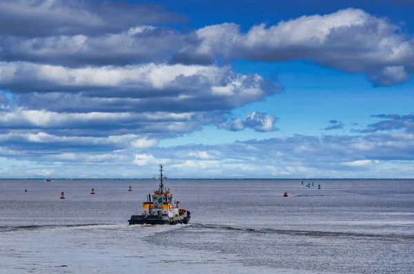 Tugboat dirigiéndose hacia fuera —  Fotos de Stock