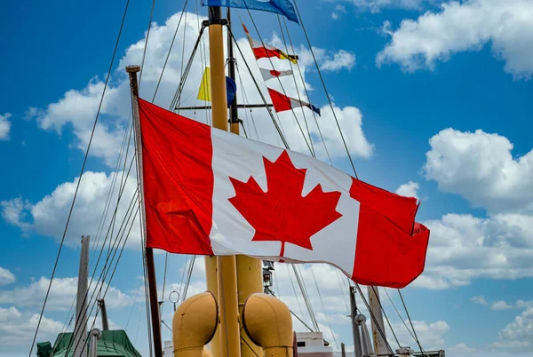 Bandeira canadense no mastro do navio velho — Fotografia de Stock