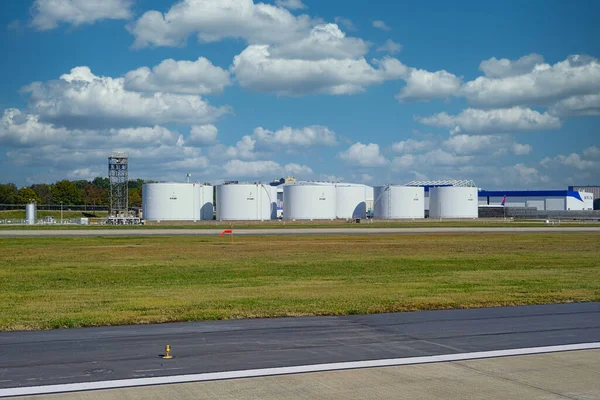 Tanques de combustível Delta no aeroporto — Fotografia de Stock