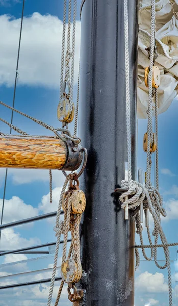 Seile und Rigg auf Mast — Stockfoto