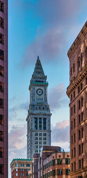 Torre do relógio através de edifícios — Fotografia de Stock