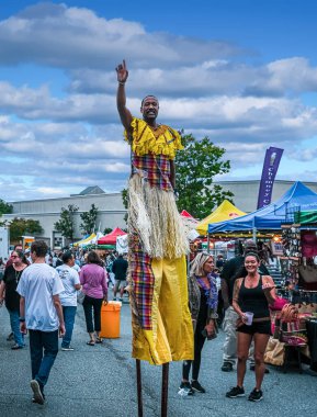 Fuardaki Ayaklıklı Adam