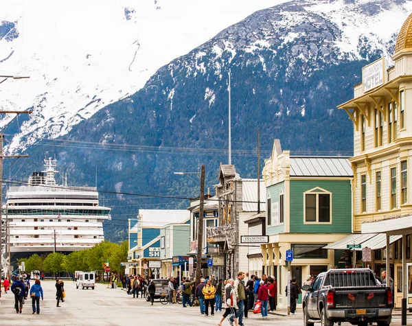 Statek wycieczkowy na końcu ulicy w Skagway — Zdjęcie stockowe