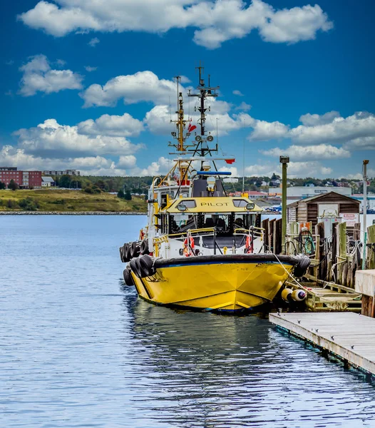 Žlutý pilot loď na molu v Halifaxu — Stock fotografie