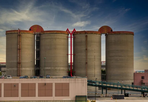 Vier betonnen silo 's — Stockfoto