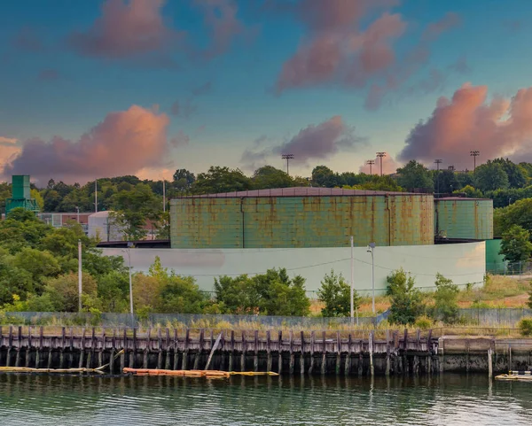 Groene industriële tanks bij de rand van de haven — Stockfoto