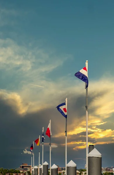 Sunset Sky Altında Deniz Bayrakları Çizgisi — Stok fotoğraf