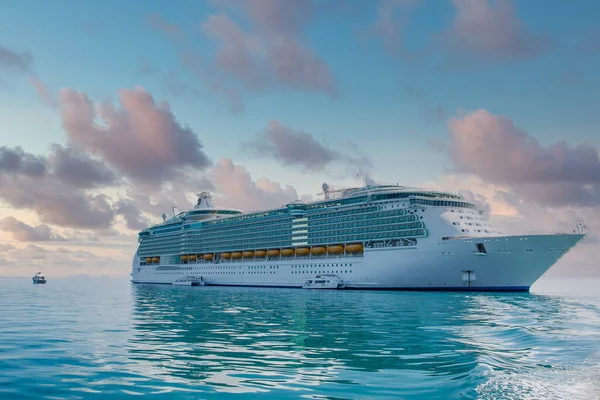 Luxus-Kreuzfahrtschiff auf grünem Meer — Stockfoto