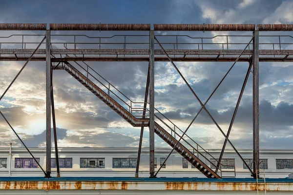 Escaleras oxidadas a pasarela —  Fotos de Stock