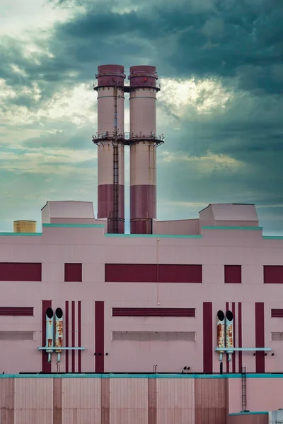 Smokestacks em usina elétrica no céu tempestuoso — Fotografia de Stock