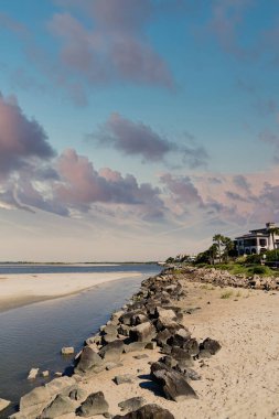 Kaya Denizi Karanlık Gökyüzü Altındaki Evlere Doğru