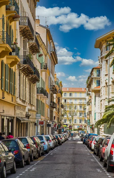 Bilar längs gatan i Nice — Stockfoto