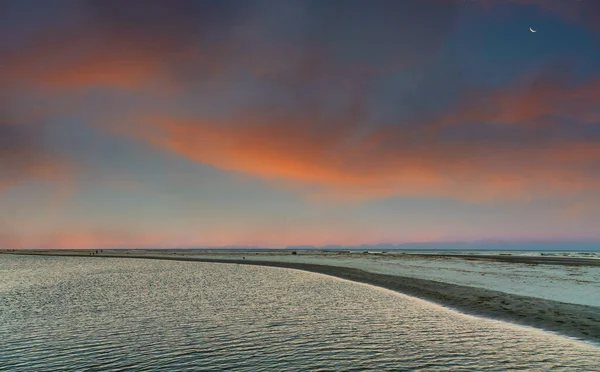 Luna al tramonto su Tidewater — Foto Stock