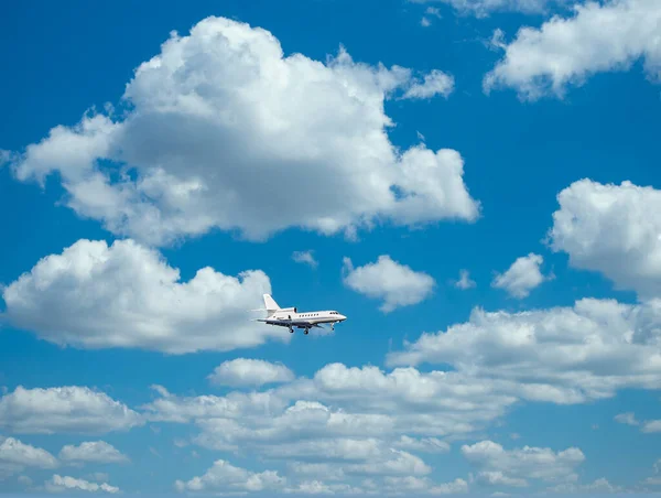 Літаючий приватний літак над пірнальним дахом — стокове фото