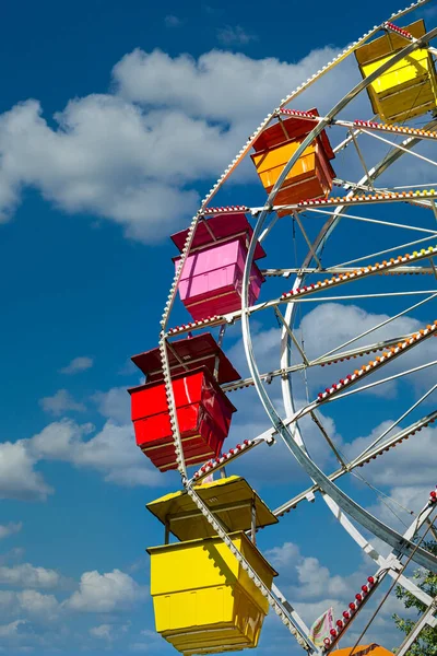 Χρωματιστά καθίσματα στο Ferris Wheel στο Blue Sky — Φωτογραφία Αρχείου