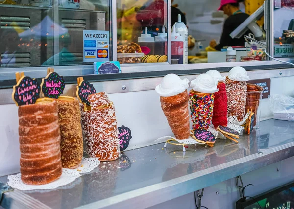 Funnel Cakes at Night Market — Stock Photo, Image
