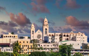 Akşam Işığında Beyaz Porto Riko Kilisesi