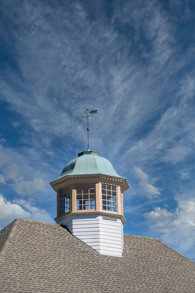 Windfahne auf der Kuppel unter blauem Himmel — Stockfoto
