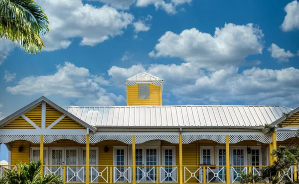 Tropický domov s cínovou střechou — Stock fotografie