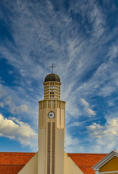 Church Clock Over Orange Roof — Stock Photo, Image