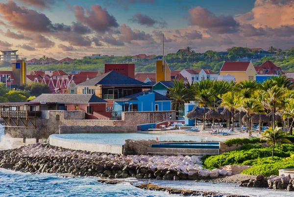 Kleurrijk Tropical Resort Hotel in Curacao — Stockfoto