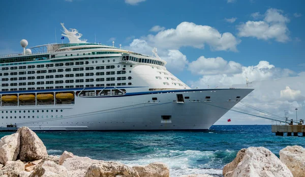 Kreuzfahrtschiff hinter Felswand festgemacht — Stockfoto