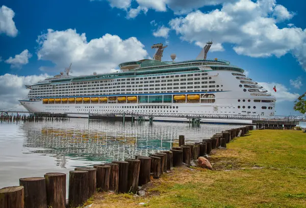 Luxe cruiseschip bij Portland Port — Stockfoto